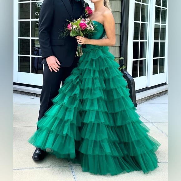 Sherri Hill Dresses & Skirts - Sherri Hill Women’s Emerald Green Strapless Tiered Tulle Prom Dress Sz 4 (56087)